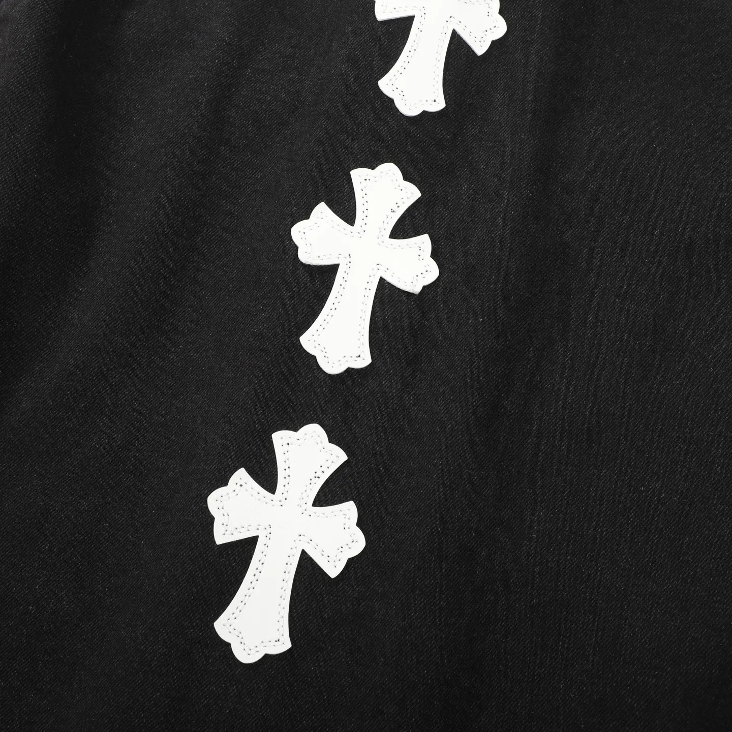 P260 Correct version (top replica) CH Chromehearts 23ss denim cross-leather black and white jacket denim jacket. A super versatile denim jacket that is breathable, comfortable and elegant! The entire garment is made of super heavy-duty workmanship and is made of denim denim fabric imported from Japan. After the finished product is washed, the loss rate is extremely high! The whole body is made with old craftsmanship and the upper body is stylish! The body has multiple crosses and leather logos sewn on it! Because of the old craftsmanship, everything from gold five to three marks has been re-made with new molds, 100% restored to the original craftsmanship! All the leather characters are laser-aligned. The leather difference is definitely not the same as that of the super-fiber leather on the market. This year’s new sheep leather is used. The finished embroidery guarantees the quality of the entire product❗ It took nearly two months of back-and-forth production to get a satisfactory effect. The various cutting designs really took a lot of effort to achieve a satisfactory experience! The same style for men and women, great for couples!   Color: black with white label Size: S M L